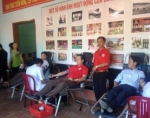 Ông Trần Quốc Toản, Chủ tịch Hội CTĐ huyện Vĩnh Linh động viên người tham gia hiến máu