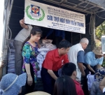 Đoàn cứu trợ trao gạo cho bà con ngư dân