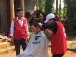 Tình nguyện viên CTĐ huyện Gio Linh cắt tóc miễn phí cho người cao tuổi