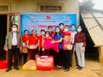 Hội Chữ thập đỏ huyện Gio Linh trao đồ dùng gia đình và tiền mặt do các nhà hảo tâm hỗ trợ