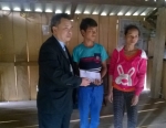 Ông Hồ Văn Linh – Chủ tịch Công đoàn Tòa án nhân dân huyện Đakrông trao quà cho em Hồ Văn Tư
