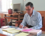 Ông Hương đang thống kê danh sách hộ nghèo để hỗ trợ tiền và gạo