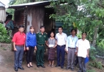 Đại diện VNPT và Hội CTĐ huyện Hướng Hóa trao tiền trợ giúp cho địa chỉ nhận đỡ đầu