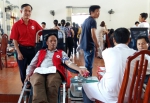 Đại diện lãnh đạo Ban chỉ đạo vận động HMTN trực tiếp động viên người hiến máu