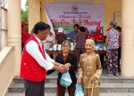 Ông Phạm Văn Kiên - Chủ tịch Hội CTĐ huyện trao cơm cho người bệnh