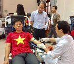Ông Nguyễn Tăng - Phó Chủ tịch thành phố Đông Hà động viên người tham gia hiến máu tại ngày hội