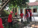 Các tình nguyện viên CTĐ tiến hành dọn dẹp khuôn viên nhà cho các đối tượng già neo đơn