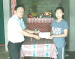 Hội Chữ thập đỏ trường THPT Bùi Dục Tài trao tiền hỗ trợ học sinh bị bệnh u xương