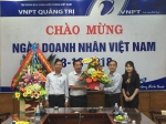 Ông Nguyễn Đình Chiến - Chủ tịch tỉnh Hội (trái) tặng hoa chúc mừng doanh nghiệp