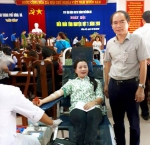 Ông Nguyễn Tăng - Phó Chủ tịch UBND thành phố Đông Hà động viên người tham gia hiến máu