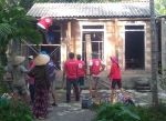 Hội Chữ thập đỏ Hải Vĩnh ra quân lợp nhà giúp đỡ gia đình khó khăn
