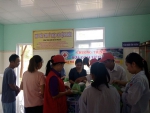 Tình nguyện viên CTĐ huyện trao cơm cho các bệnh nhân