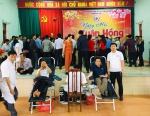 Anh Lê Văn Phong - Chủ tịch Hội CTĐ huyện chụp ảnh lưu niệm cùng các tình nguyện viên tại ngày hội