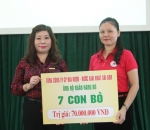 Bà Trần Thị Hồng An, Phó Chủ tịch Hội Chữ thập đỏ Việt Nam tiếp nhận ủng hộ của Tổng Công ty Cổ phần Bia rượu – Nước giải khát Sài Gòn