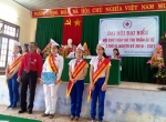 Ông Lê Quang Phương, thay mặt đoàn chủ tịch tặng quà cho các cháu thiếu niên Chữ thập đỏ biểu diễn văn nghệ chào mừng Đại hội