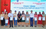 Phân hiệu Đại học Huế tại Quảng Trị trao tặng nước rửa tay khô cho các trường THPT
