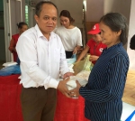 Ông Trần Văn Toàn – Phó Chủ tịch Hội Nông dân huyện trao tặng suất cơm cho các bệnh nhân.