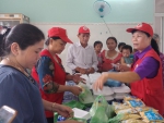 Tình nguyện viên Hội CTĐ huyện trao cơm cho các bệnh nhân
