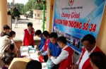 Cán bộ, tình nguyện viên Chữ thập đỏ trao cơm cho người bệnh