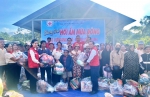 Hơn 1.000 phần quà  đến với bà con nghèo xã A Bung