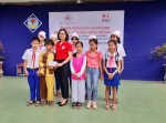 Bà Ngô Thị Hồng Nhung - Phó Chủ tịch Hội Chữ thập đỏ huyện Cam Lộ trao trưởng cho các đội thi