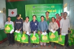 Trao quà tết cho người nghèo và nạn nhân chất độc da cam - Vui Tết cùng Phú Mỹ năm 2015.