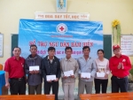 Hội Chữ thập đỏ tỉnh trao quà cho 53 hộ ngư dân tại 4 huyện: Triệu Phong, Hải Lăng, Vĩnh Linh, Gio Linh.