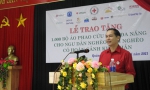 Nguyên Chủ tịch nước Trương Tấn Sang và lãnh đạo TW Hội CTĐ Việt Nam tặng 1.000 áo phao cứu sinh đa năng cho ngư dân Quảng Trị với tổng trị giá  1,4 tỷ đồng.