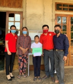 Hội Chữ thập đỏ huyện Gio Linh trao số tiền 4 triệu đồng từ sự hỗ trợ của các nhà hảo tâm cho em Nhẫn