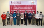 Ông Hoàng Nam - PCT UBND tỉnh cùng lãnh đạo Agribank, Hội CTĐ tỉnh trao tặng 10 suất quà cho các đối tượng tại buổi tiếp nhận