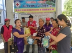 Chị Lê Thị Hóa và Phan Thị Nguyên trao cơm, sữa cho các bệnh nhân