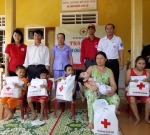 Đại diện Lãnh đạo tỉnh Hội tặng quà cho các nạn nhân chất độc da cam tại huyện Cam Lộ
