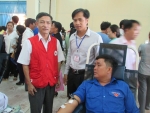 Ông Nguyễn Đình Chiến - Chủ tịch tỉnh Hội và ông Dương Đức Hạnh - Phó Chủ tịch UB huyện Gio Linh động viên người hiến máu