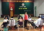 Ông Lê Văn Phong - Chủ tịch Hội CTĐ huyện Hải Lăng động viên người tham gia hiến máu