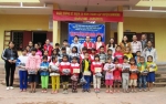 Ông Nguyễn Hà - PCT tỉnh Hội cùng đại diện nhà tài trợ trao quà tại Trường tiểu học xã Tà Rụt