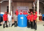Ban điều hành dự án Trung ương và tỉnh Hội cấp phát bồn chứa nước cho người hưởng lợi