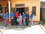Hội Chữ thập đỏ tỉnh phối hợp với Đoàn Thanh niên Đài PTTH tỉnh Quảng Trị thăm và tặng quà gia đình bà Phan Thị Hoa ở huyện Triệu Phong.
