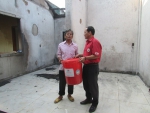 Ông Nguyễn Hà trao hỗ trợ gia đình ông Tâm bộ dụng cụ gia đình