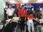 Đồng chí Nguyễn Đình Chiến (áo đỏ) - Chủ tịch Hội Chữ thập đỏ tỉnh - Phó Trưởng Ban Chỉ đạo Vận động hiến máu tình nguyện tỉnh động viên các tình nguyện viên hiến máu
