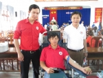 anh Nguyễn Mậu Anh Tuấn (ở giữa) luôn sẵn sàng hiến máu cứu người