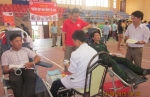 Người tình nguyện phấn khởi tham gia hiến máu