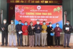 Ông Trần Thanh Hải, PCT tỉnh Hội trao quà cho người dân tại Chương trình