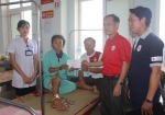 Ông Nguyễn Đình Chiến - Chủ tịch Hội Chữ thập đỏ tỉnh trao tiền hỗ trợ cho nạn nhân