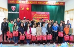Hội Chữ thập đỏ Phân hiệu Đại học Huế tại Quảng Trị trao quà và vé xe cho sinh viên nghèo về quê ăn Tết.