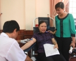 Bà Nguyễn Thị Hoài Lê, Phó Chủ tịch LĐLĐ tỉnh động viên người tham gia hiến máu