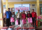 Hội Chữ thập đỏ Trường CĐSP Quảng Trị thăm, tặng quà Tết cho bà con xã Vĩnh Ô