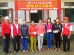 Cán bộ Hội CTĐ cơ sở xã Hải Xuân trao quà tết