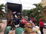 Cán bộ, hội viên, tình nguyện viên Chữ thập đỏ bốc xếp lương thực, thực phẩm lên xe
