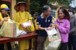Trao quà hỗ trợ cho người dân bị ảnh hưởng do mưa lũ