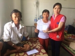 Bà Lê Thị Đoan Trang - UVTT, Chánh Văn phòng tỉnh Hội trao tiền hỗ trợ cho gia đình nạn nhân